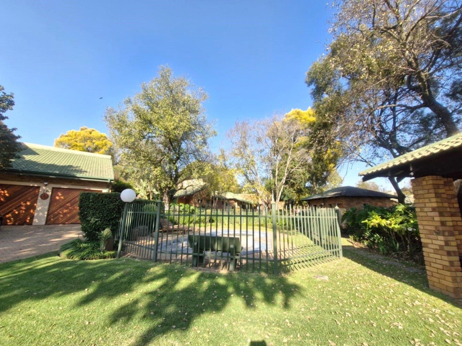 To Let 2 Bedroom Property for Rent in Meerhof North West